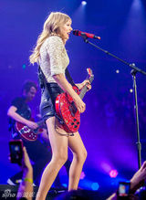 组图：泰勒红唇开唱秀美腿 狂放甩发野性魅力