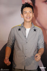 组图：柯震东首办签名会跳不高放不开表现生涩