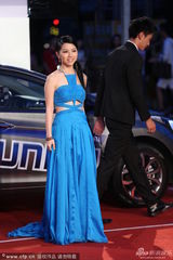 组图：邓紫棋性感蓝裙现身 大秀香肩美背
