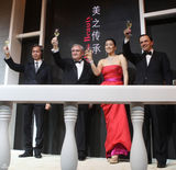 组图：巩俐红裙现身上海 避媒体不谈离婚