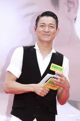 组图：刘德华签售摆造型逗小歌迷 坦言曾打美白针