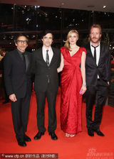 幻灯：本-斯蒂勒《格林伯格》首映 红裙女主角亮丽