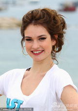 组图：电影《女飞人》发布会 三女星海滩活力狂奔