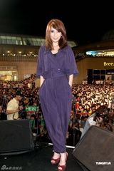 组图：田馥甄举办签唱会 Ella和Selina抢当歌迷 