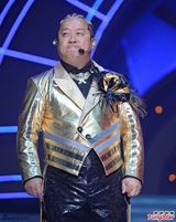 组图：曾志伟率奖门人玩转广州 为钟镇涛庆生