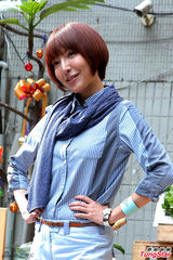 组图：杨谨华清新甜美 短裤亮相秀长腿