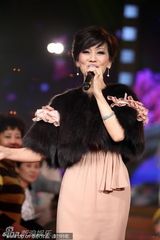 组图：赵雅芝妩媚再唱《千年等一回》 随夫形影不离