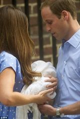 组图：凯特王妃威廉王子抱皇家新生儿亮相