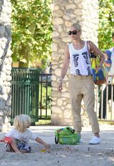 组图：酷妈格温-斯蒂芬妮带儿子公园玩耍