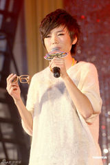 高清图：许飞为公益募捐眼镜框 呼吁为俞灏明祈福