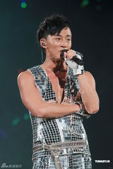 组图：林峰红馆个唱收官帅气引尖叫 草蜢关菊英助阵