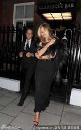 组图：凯特莫斯夫妇情侣装出街 黑衣乱发心情不佳