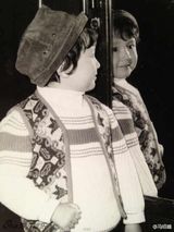 组图：冯绍峰童年萌照似女孩 撞脸周笔畅