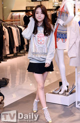 组图：少女时代Yuri等助阵潮牌活动展御姐范儿