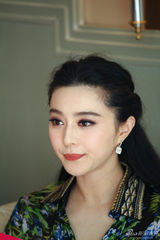 组图：范冰冰穿花裙受访 展柔媚典雅气质