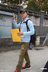 组图：明道休学入伍 自称期待军营生活不怕被偷拍