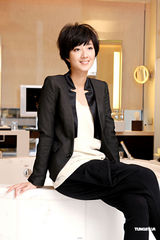 组图：桂纶镁拍写真黑衣黑裤出镜中性风显帅气