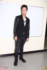 组图：古巨基录《劲歌金曲》 金刚黄山怡作告别