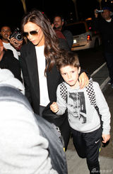 组图：贝嫂拖家带口遭围堵 美颜小七一脸无辜