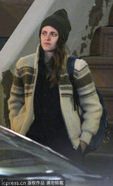 组图：斯图尔特街头拍电影 素颜出镜显憔悴