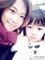 组图：Kimi成长全纪录 和妈妈啃饼干跟爸爸学车