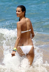 组图：超模亚历山大-安布罗休白色比基尼秀身材