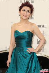 组图：Selina低胸备战金钟 不惧手臂伤疤