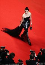 组图：章子怡戛纳走秀抹胸长裙秀美肩