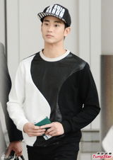 组图：金秀贤离港频回眸 五百粉丝闯闸送别