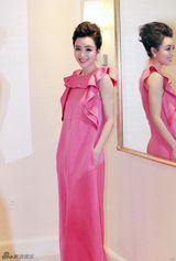 组图：张静初亮相澳门电影节 粉裙彰显优雅气质