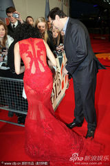 组图：Jessie J透视裙极尽诱惑 登台为火星哥颁奖