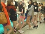 组图：台湾少女发起无裤日 引男士围观