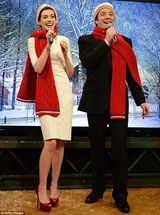 组图：海瑟薇圣诞装上谈话节目 戴红围脖节日气氛足