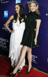 高清组图：杰西卡白裙飘逸 哈德森捂裙严防走光