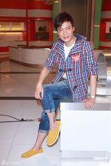 组图：罗嘉良亮相无线饮食节目晒爱的纹身