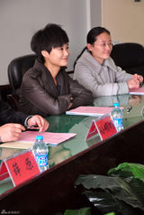 组图：李宇春探访听障儿童 玉米爱心公益继续