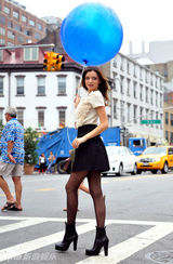 幻灯图集：米兰达-可儿拍广告 手牵蓝气球招摇过市