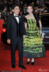 组图：章子怡荧光绿色长裙搭皮草优雅迷人