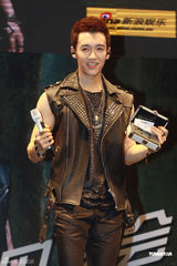 组图：王野发片秀肌肉 母亲带家常菜抵京支持