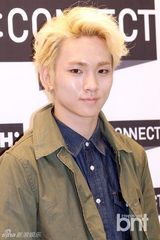 组图：SHINee等众星亮相时装品牌开店仪式