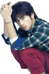 组图：陈柏霖为杂志拍摄情人节特刊 展现初春的活力