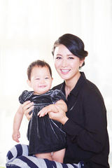 组图：张恒携女登杂志享受亲子阳光