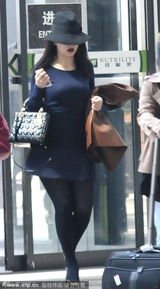 组图：李湘浓妆现身机场 穿超短裙黑丝扮靓