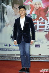 组图：吴奇隆马苏为新戏宣传粉丝热情接机