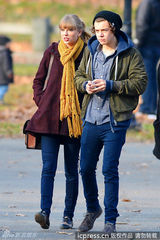 组图：泰勒与1D成员恋情浮水面 抱友人小孩显母爱