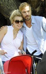 幻灯图集：布兰妮和男友携儿子出游 场面温馨