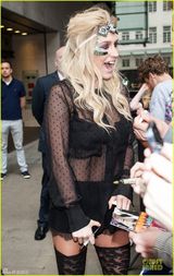 组图：钱婆kesha豪放开唱大劈叉狂开腿