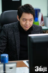 组图：《3天》朴有天戏里霸气戏外淘气