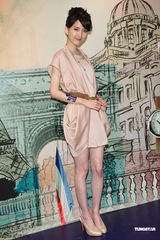 组图：陈匡怡携手黄志玮展现法式浪漫