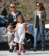 组图：阿尔芭一家外出游公园 小女儿圆脸激萌